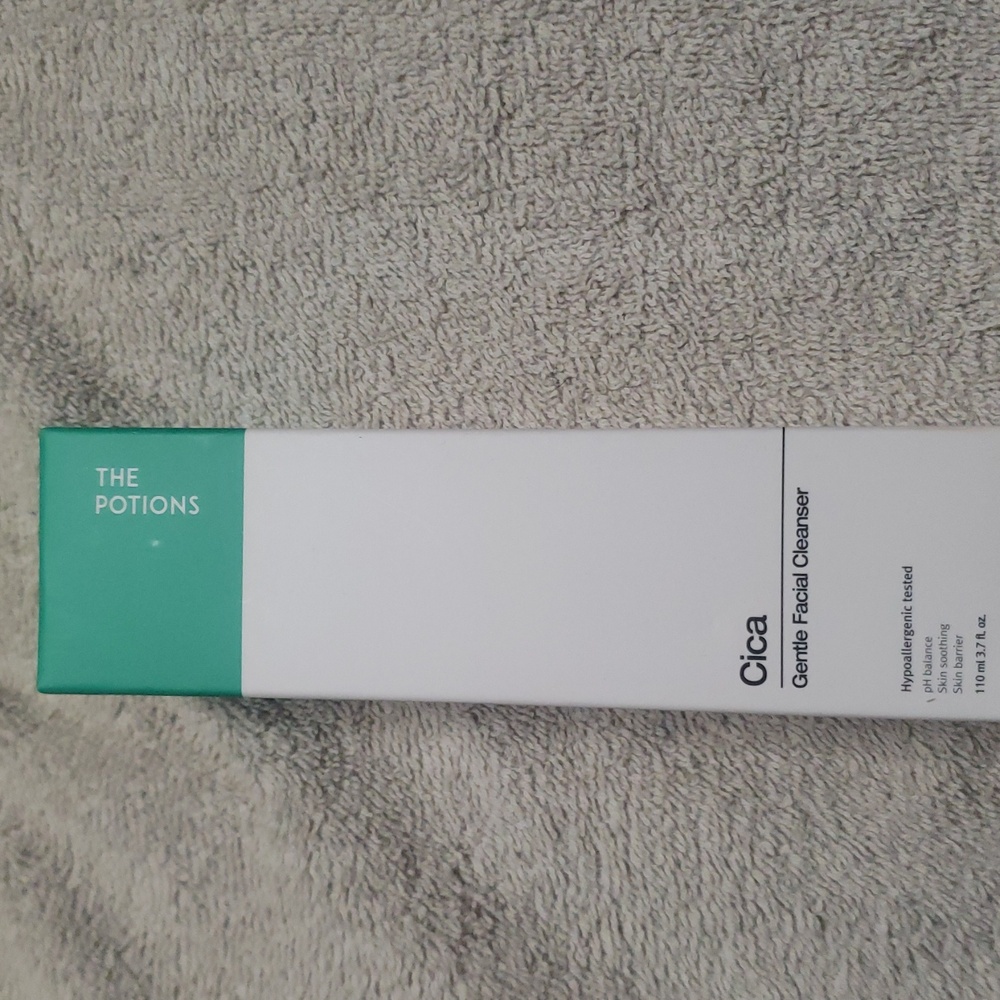 Cica Gentle Facial Cleanser - Green and White